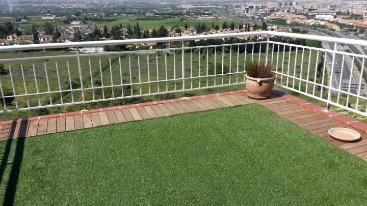 Terraza con vistas y cesped artificial correctamente impermeabilizada en Granada Terraza con vistas y cesped artificial correctamente impermeabilizada