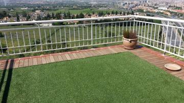 Terraza con vistas y cesped artificial correctamente impermeabilizada